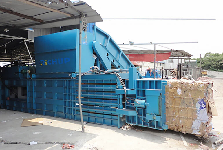 How does a recycling company choose the right baler?